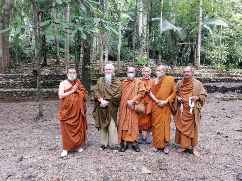 ธรรมะไม่ได้อยู่ที่ความพิถีพิถัน หรืออยู่ที่ความโอ่อ่า หรือที่ควาทสะดวกสบาย ธรรมะจะสอนเราและปรากฏขึ้นแจ้งชัด