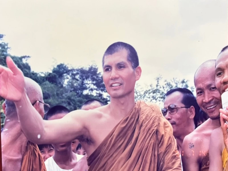 เหมือนต้นไม้ที่ต้อนรับกับฤดูกาล ทั้งฤดูฝน ฤดูร้อน และฤดูหนาว มันไม่เคยบ่นถึงคราวมันสู้ไม่ไหว มันก็สลัดใบ